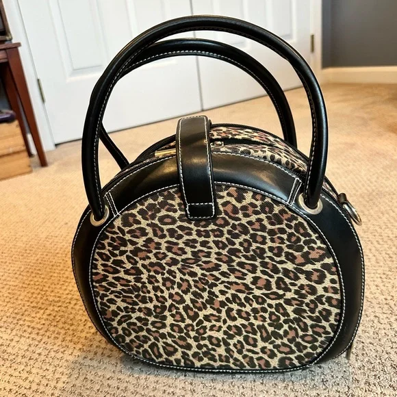 🍁 Sale! Like New! Leopard Print Round Travel Case with Multiple Compartments - Picture 2 of 11